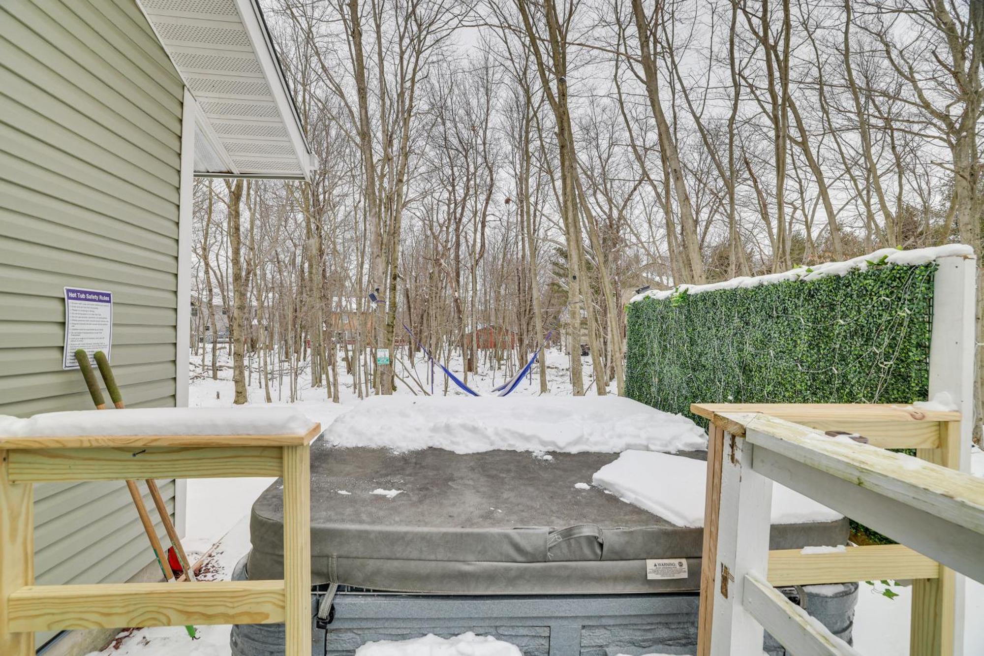 Tobyhanna Home With Hot Tub And Fire Pit Walk To Lake エクステリア 写真